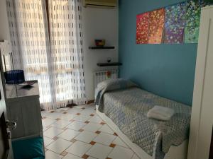 巴勒莫Casa nel Vicolo的卧室配有1张床,铺有瓷砖地板。