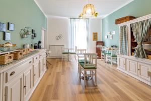 福利尼奥Dama Bed & Breakfast的厨房拥有蓝色的墙壁,配有桌椅
