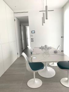 利多迪耶索罗PLAYA DORADA的白色的客房配有白色的桌子和椅子