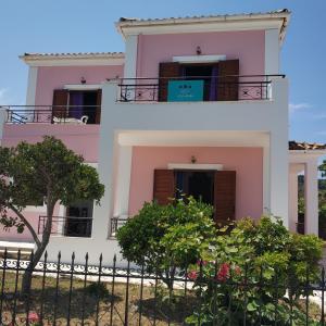 斯达林Litus Amoris 2的粉红色和白色的房子,设有阳台