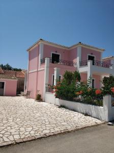 斯达林Litus Amoris 2的石头路上的粉红色房子,花朵花