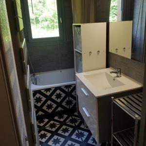 圣热尔韦莱班Appartement Saint Gervais les Bains vue imprenable Mont Blanc的一间带水槽和镜子的浴室