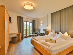 思科纳韦恩古特因内莱特霍夫酒店的一间设有大床和窗户的酒店客房
