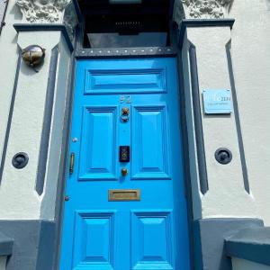 KentCloudZen的建筑物一侧的蓝色门