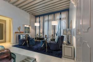 威尼斯黎莱斯威尼斯酒店的客厅配有两把椅子和一张桌子