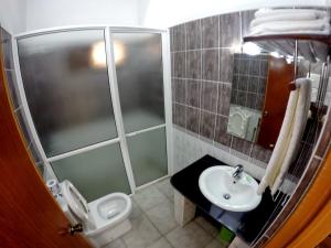 安伯朗戈德Ramon beach resort的带淋浴、卫生间和盥洗盆的浴室