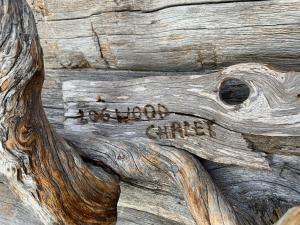 洛斯托Logwood Chalet的一片木头,上面写着快乐的新年