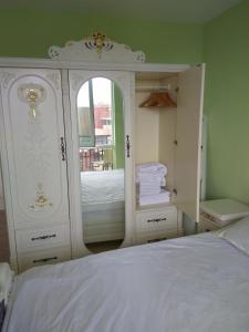 埃勒尼特Апартаменты Талиана Бич курорта Елените的卧室配有白色梳妆台和1张床