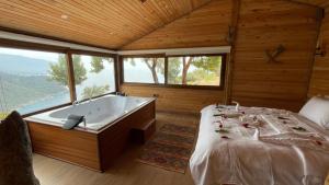 法拉尔雅橄榄园卡巴克酒店的大型客房设有浴缸和一张床