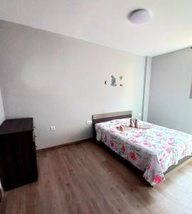 拉拉古纳Holiday Home La Laguna Tenerife的一间卧室配有一张床和一个梳妆台