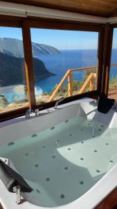 法拉尔雅橄榄园卡巴克酒店的海景客房内的浴缸
