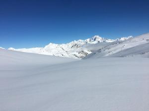 阿克2000Le choucas - Les Arcs的山地覆盖的雪地山脉