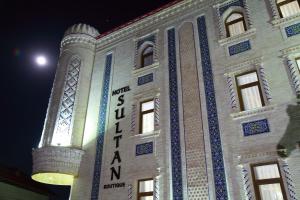 撒马尔罕苏丹精品酒店的建筑的侧面有标志