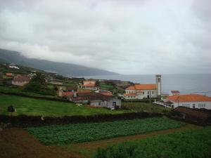 拉日什杜皮库Casa das Pedras Altas的山丘上的村庄,以海洋为背景