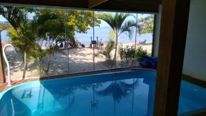 帕拉蒂Pousada das Orquideas的一座享有海滩美景的游泳池