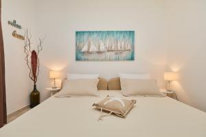 马拉诺维奇Studio Dolores-apartment by the sea的卧室配有一张带两个枕头的大白色床