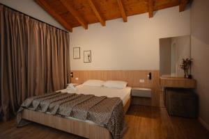 圣金Premium Villas Resort的一间酒店客房,客房内配有一张床