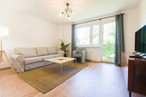 齐斯纳Cisna Apartament的客厅配有沙发和桌子