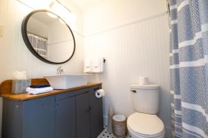布里奇沃特Lighthouse Motel and Cottages的一间带水槽、卫生间和镜子的浴室