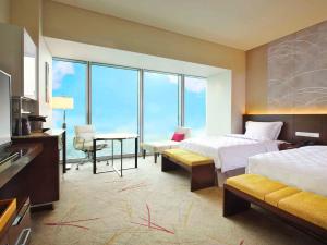 大阪大阪万豪酒店的酒店客房设有两张床、一张桌子和一张桌子。
