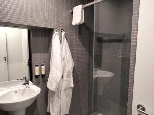 布拉加Souto Guest House的带淋浴、盥洗盆和淋浴的浴室