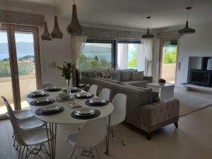 蒂瓦特3 bedroom 3 bathroom pool Ivy House Montenegro的客厅配有桌子和沙发