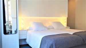 瓦伦西亚PLAZA VIEW的卧室配有白色的床和窗户。