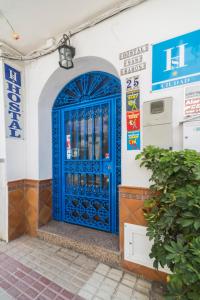 马贝拉Hostal San Ramón的建筑物一侧的蓝色门