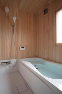 日光Nikko, Matsubara no Yado - Vacation STAY 31914v的带浴缸的浴室和窗户