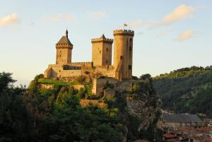 阿列日河畔的塔拉斯孔特哈诺斯特哈酒店的一座城堡,栖息在山顶