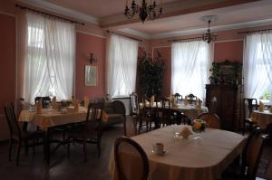 RogowoRestauracja - Hotel Pałacowa的用餐室设有桌椅和窗户。