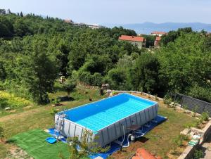 里耶卡Kuća za odmor Diraki的享有庭院内大型游泳池的顶部景色