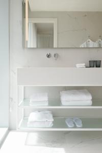 特拉维夫Ink Hotel的浴室提供白色毛巾和镜子