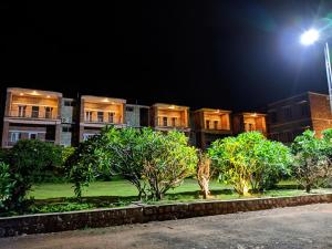 BāgalkotKanthi Resorts Badami的一座在晚上有树的建筑