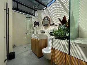 阿姆斯特丹vondice hotel的浴室配有卫生间、盥洗盆和淋浴。