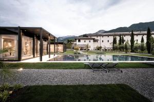 阿科Monastero Arx Vivendi的享有带游泳池的房屋外部景致
