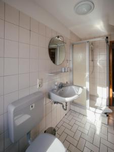腓特烈斯科格Seaside 26的一间带卫生间和水槽的浴室