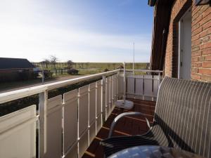 腓特烈斯科格Seaside 26的阳台设有长凳,享有田野美景。