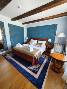 LekenikHotel Dvorac Jurjevec的一间卧室设有一张床和蓝色的墙壁