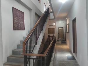 Jatingaleh5Residence的房屋内带楼梯的走廊