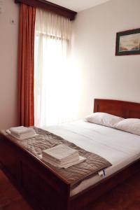 布德瓦Villa MD的一间卧室设有一张大床和窗户