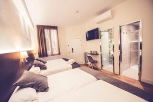 马德里玛拉斯卡旅馆的酒店客房设有两张床和一个步入式淋浴间。
