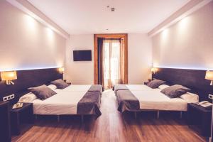 马德里玛拉斯卡旅馆的酒店客房设有两张床和窗户。