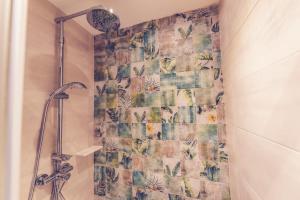 马德里玛拉斯卡旅馆的带淋浴的浴室(带瓷砖墙)