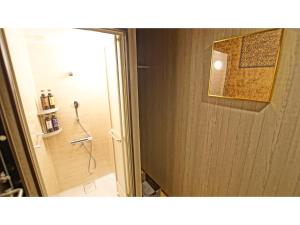埼玉市Petit Hotel mio的带淋浴的浴室和玻璃门