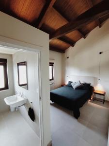 纳隆河畔穆罗斯Casa Carmina Hostel的一间卧室配有床和水槽