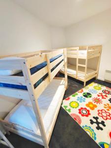 卡尔斯Cscape3的配有2张双层床的宿舍间设有地毯。