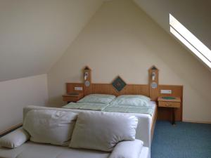 Wenigzell豪斯玫瑰宾馆的阁楼上的卧室配有两张床