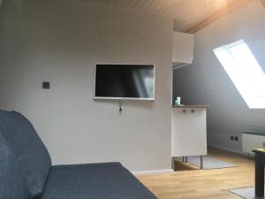 慕尼黑2-Zimmer-Apartment in München的客厅的墙上配有电视