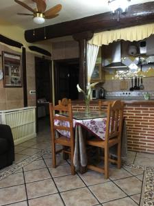 坎德拉里奥Casa Rural La Antigua Tahona的厨房配有桌椅和吊扇。